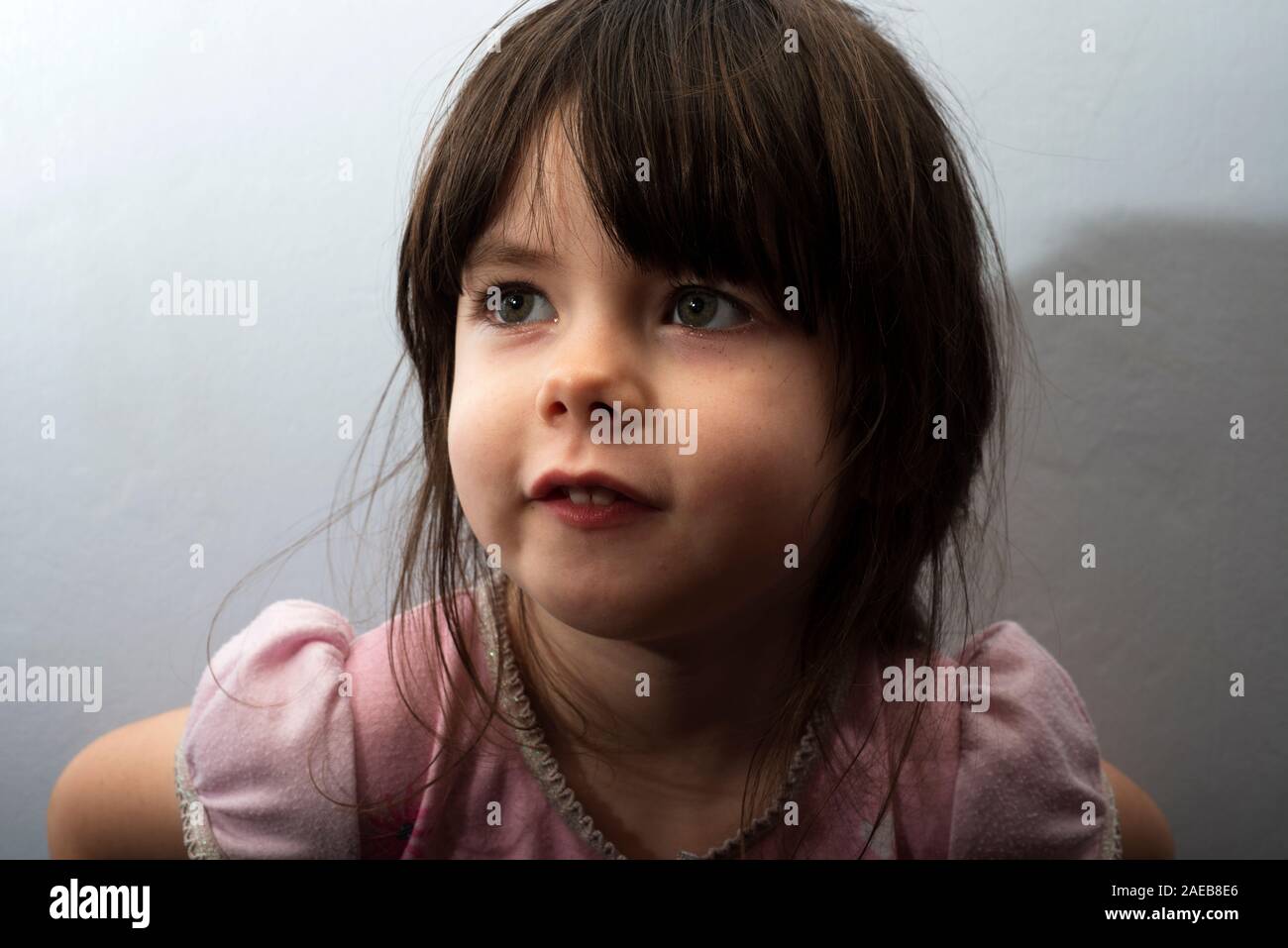 Neugierig 4-jähriges Mädchen Stockfoto