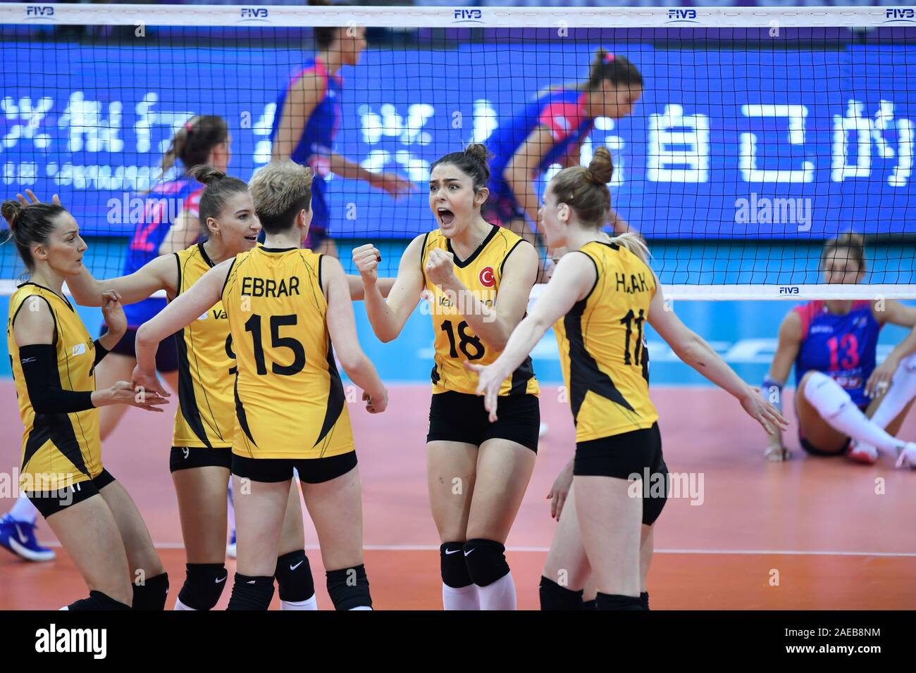 Shaoxing, China. 8 Dez, 2019. Spieler der VakifBank Istanbul Feiern während der Kampf um Bronze zwischen VakifBank Istanbul in der Türkei und Igor Gorgonzola Novara in Italien im Jahr 2019 die FIVB Frauen Club Weltmeisterschaft in Shaoxing, East China, am 8. Dezember, 2019. Credit: Huang Zongzhi/Xinhua/Alamy leben Nachrichten Stockfoto