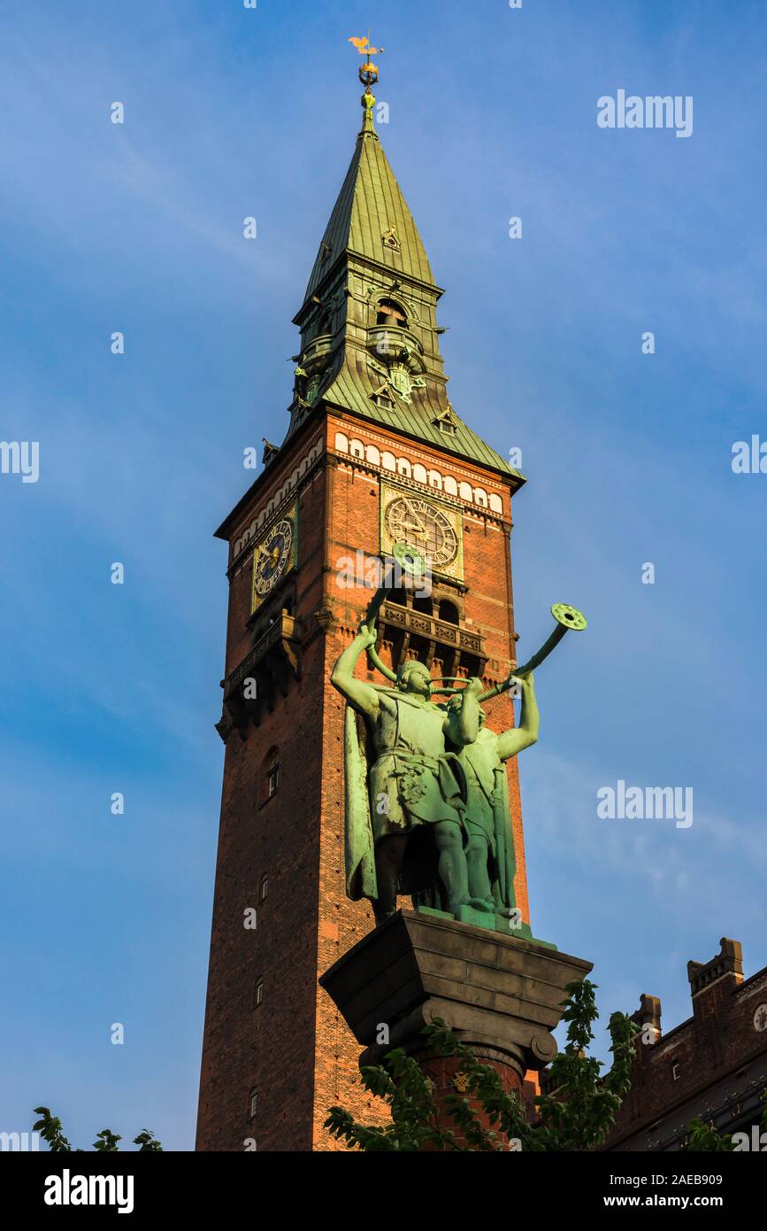 Rathaus von Kopenhagen, mit Blick auf die Ostseite der Rådhus (Rathaus) Gebäude mit dem Uhrturm und trumpeteer Statuen, Kopenhagen, Dänemark. Stockfoto