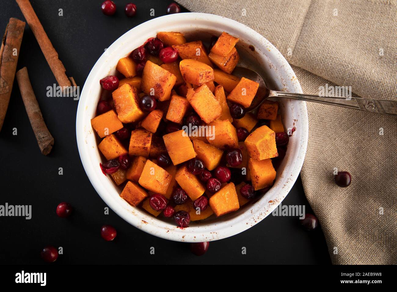 Gebackener butternut Kürbis und Preiselbeeren mit Honig und Zimt, gerade aus dem Ofen. Stockfoto