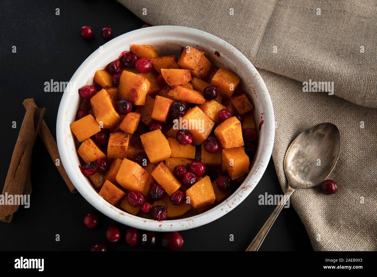 Gebackener butternut Kürbis und Preiselbeeren mit Honig und Zimt ...