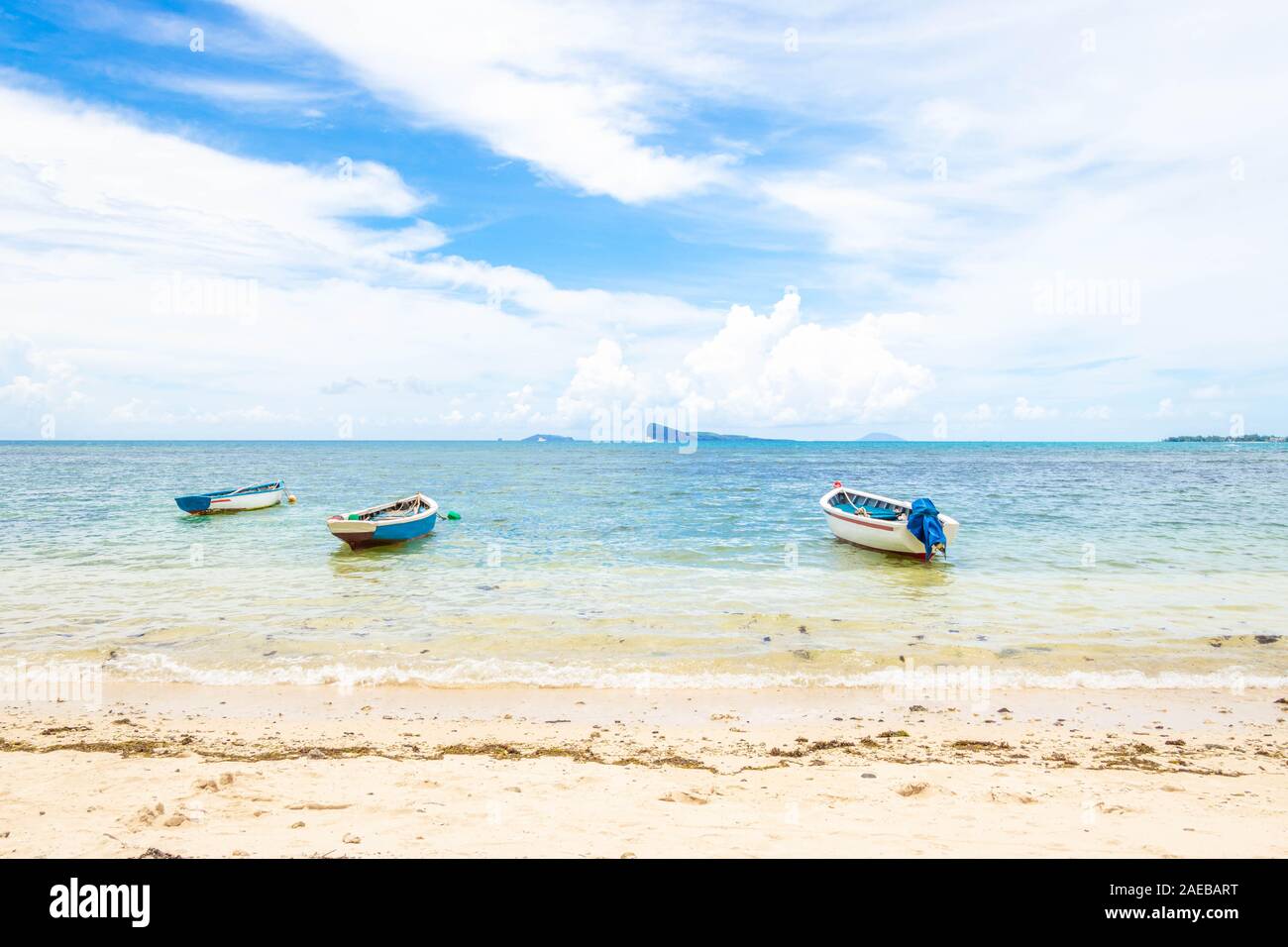 Fischerboote auf schönes blaues Wasser, Poste de Flacq, Mauritius. Stockfoto