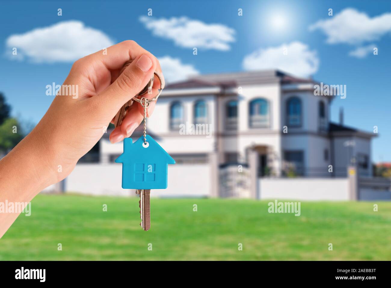 Immobilienmakler Übergabe der Schlüssel des Wohnhaus zum Verkauf. Stockfoto