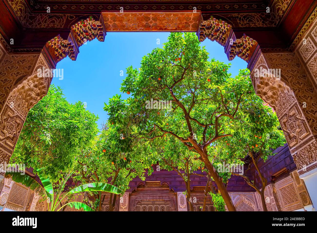 Einer der großen ornamental Gates von El Bahia Palast und eine Orange Tree in Marrakesch Altstadt. Marokko. Stockfoto