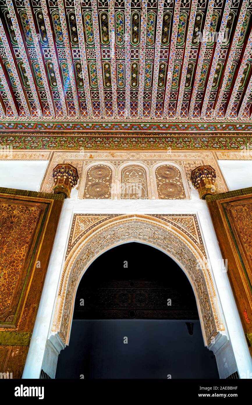 Detail der reich geschnitzten, traditionelle Muster bemalte Decke, Tür und Wand des Palais Bahia. Die Kombination von traditionellen marokkanischen und islamischen Elementen. Stockfoto