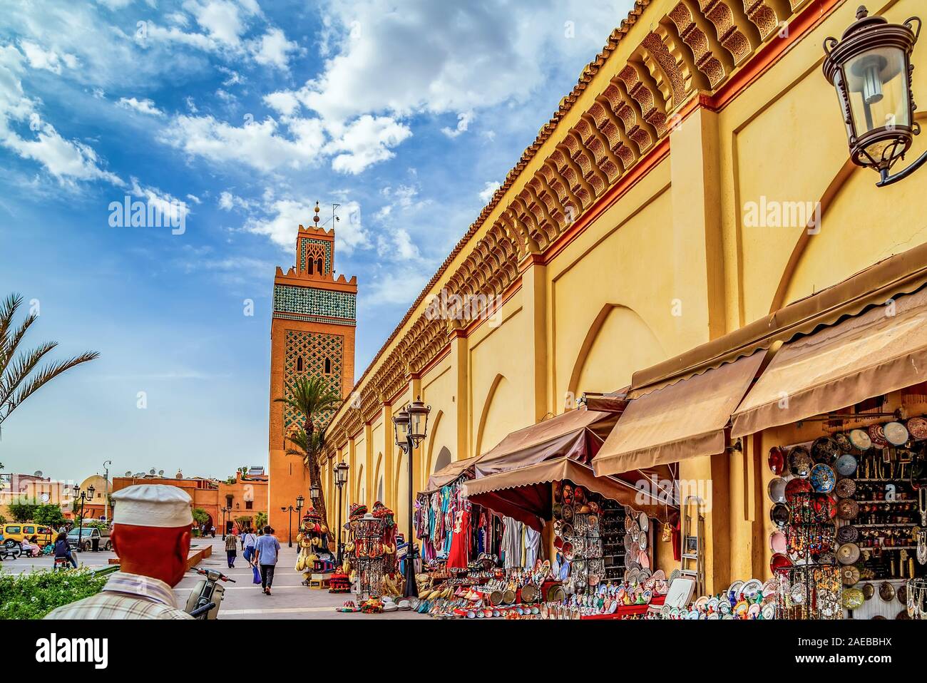 Markt auf der Straße und die Moulay El Yazid Moschee seiner üblichen täglichen Anblick in Medina von Marrakesch Stockfoto