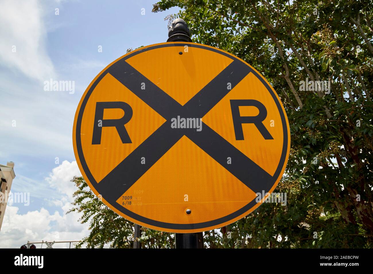 Gelb und Schwarz Bahnübergang Rundschreiben Beschilderung in Kissimmee florida usa Stockfoto