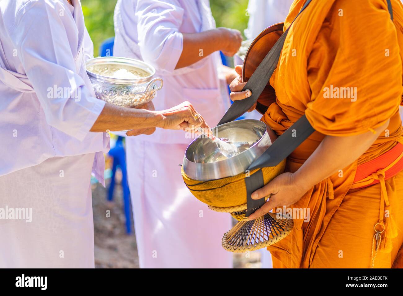 Die Mönche der buddhistischen Sangha (Almosen zu einem buddhistischen Mönch geben), die aus der buddhistischen Angebote in der Morgen kam. Um zu Glauben demonstrieren Stockfoto