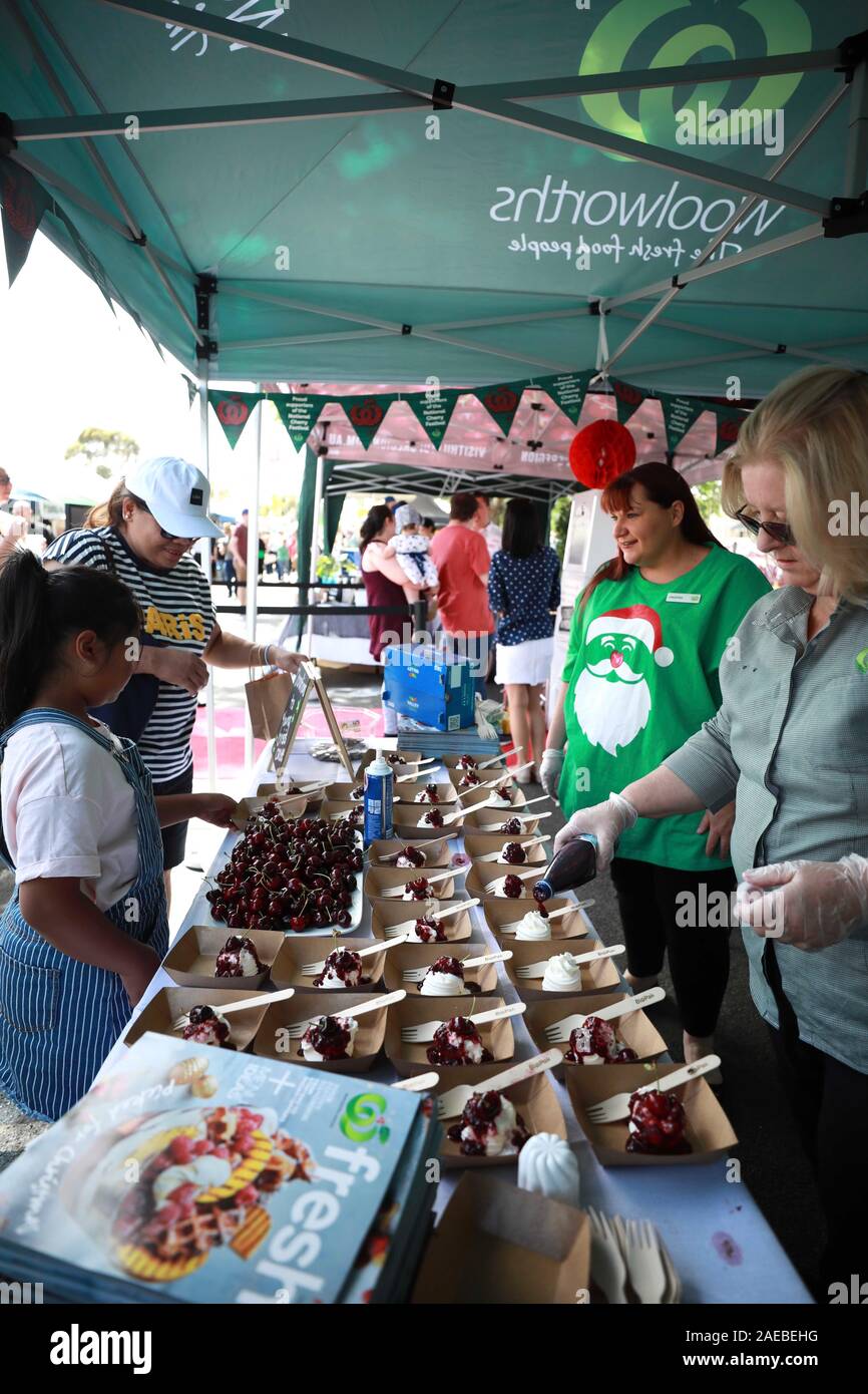 Junge, Australien. 07 Dez, 2019. Besucher kaufen frische Kirschen und Kirsche Konfitüre Desserts während der Feierlichkeiten zum 70. Nationalen Cherry Festival in der Stadt Junge in der nähe von Canberra, der Hauptstadt Australiens, Dez. 7, 2019. In weniger als zwei Autostunden von der australischen Hauptstadt Canberra, Jung ist das 'Cherry Hauptstadt Australiens betitelt", in denen die jährliche Ausgabe von Kirschen konnten 4.000 Tonnen erreichen. An diesem Wochenende, die Stadt feierte gerade seinen 70. nationalen Cherry Festival, mit einer Vielzahl von Aktivitäten, angefangen von Cherry pie Essen, Kirsche pip Spucken zu Cherry Street Parade. Quelle: Xinhua/Alamy Live N Stockfoto