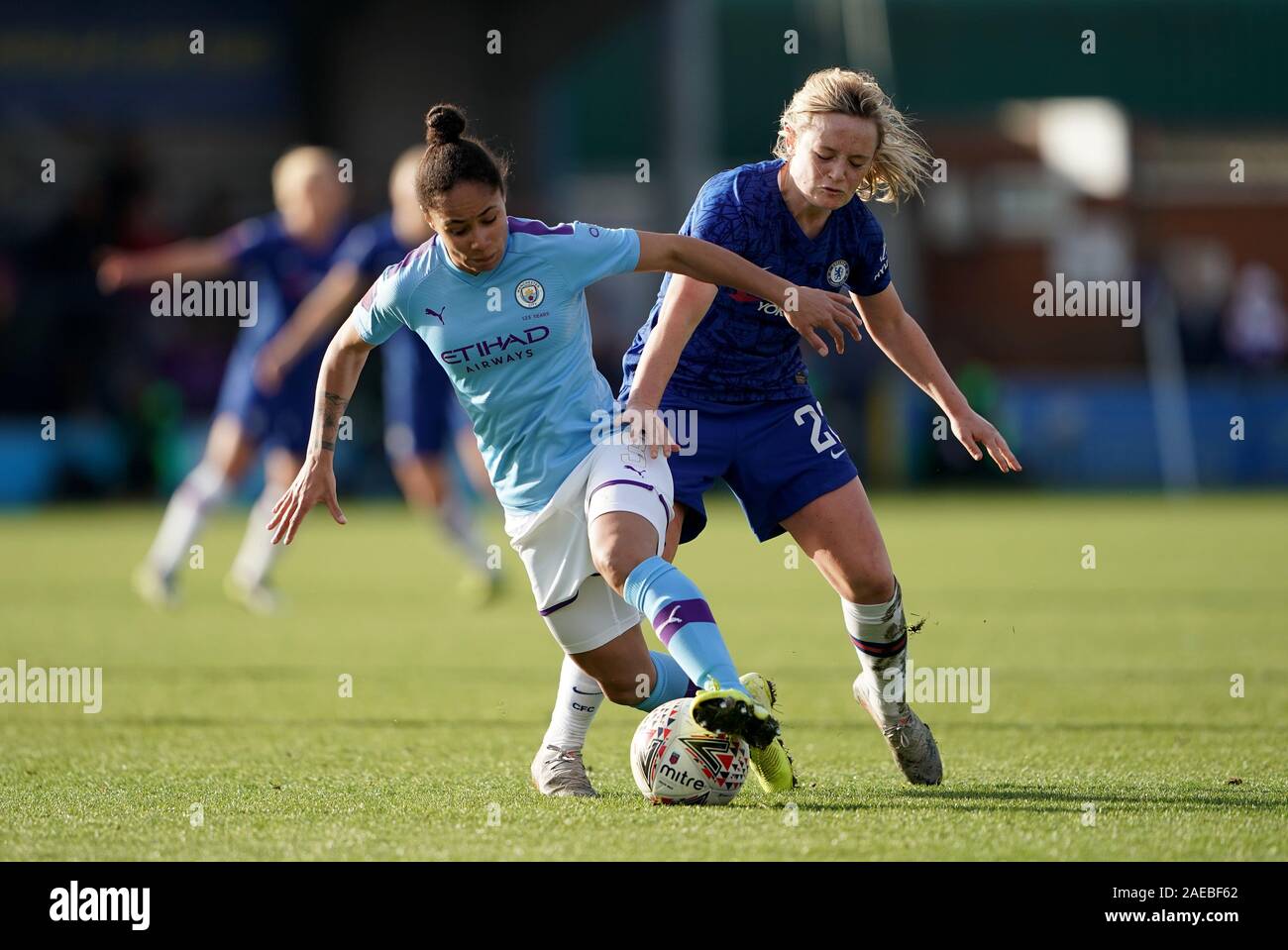 Von Manchester City Demi Stokes (links) und Chelsea's Erin Cuthbert während Super der FA Frauen Liga Match bei Cherry Red Records Stadium, London. Stockfoto