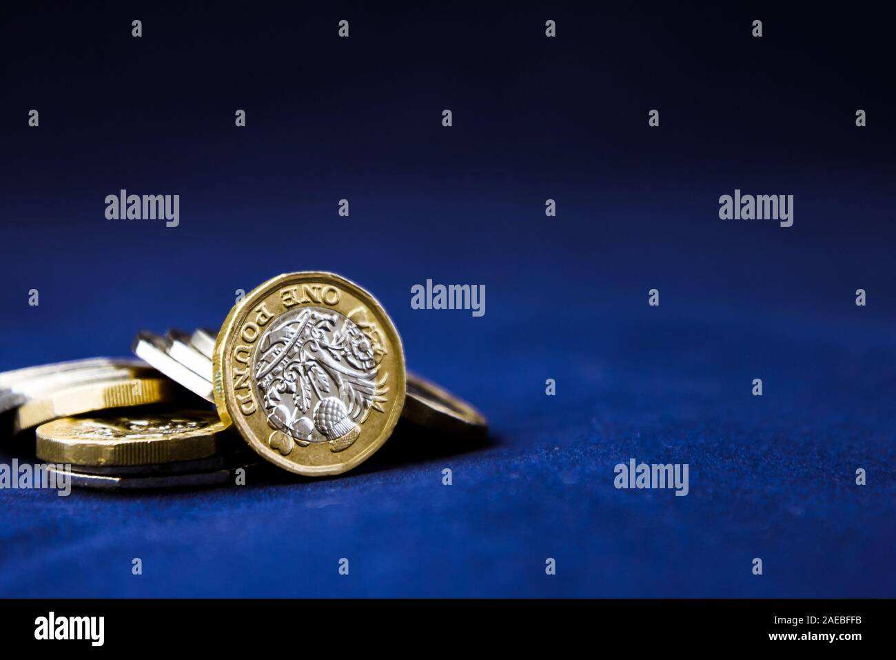 Selektiver Fokus der neuen britischen ein Pfund Sterling Coin-Geld-Konzept, Wirtschaft Konzept, Kreditklemme Stockfoto