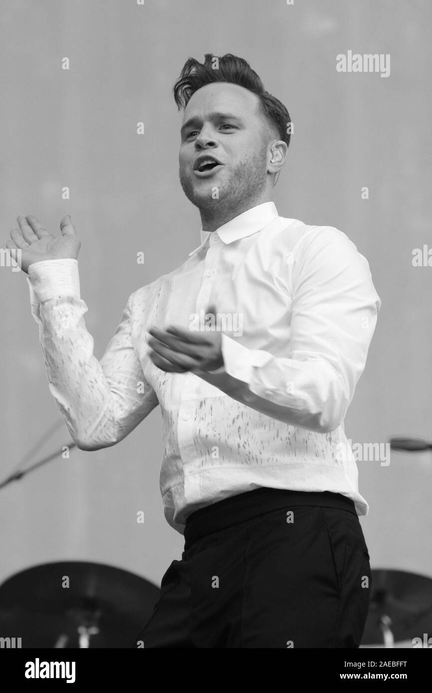 LONDON - May 09, 2016: Bild digital geändert werden schwarzweiß Olly Murs führt auf dem Barclaycard Britische Sommerzeit Ereignis im Hyde Park am 09.Juli in London 2016 Stockfoto