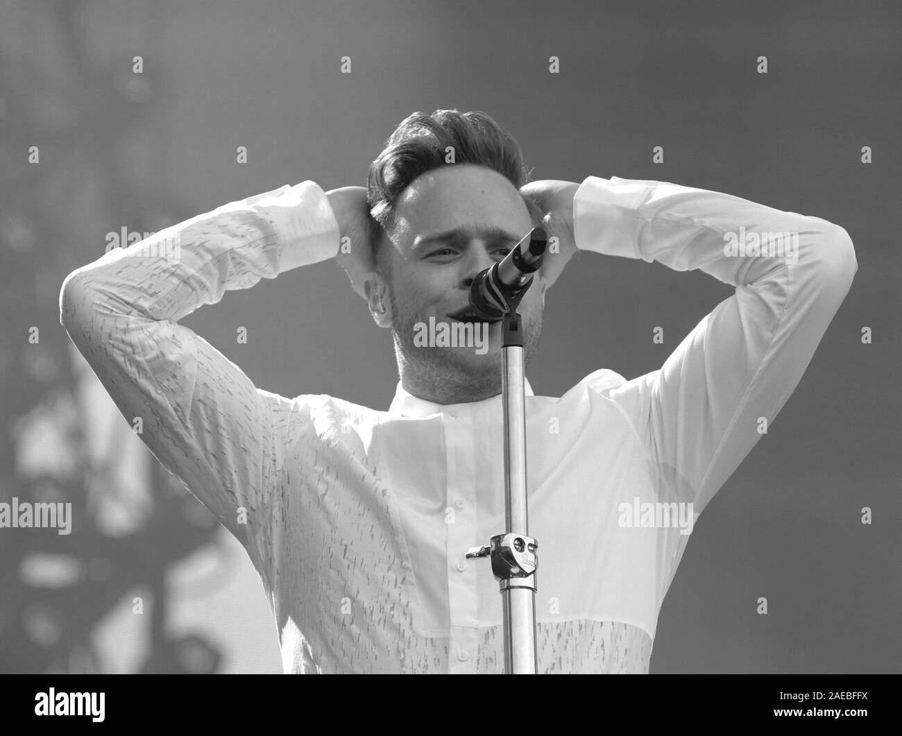 LONDON - May 09, 2016: Bild digital geändert werden schwarzweiß Olly Murs führt auf dem Barclaycard Britische Sommerzeit Ereignis im Hyde Park am 09.Juli in London 2016 Stockfoto