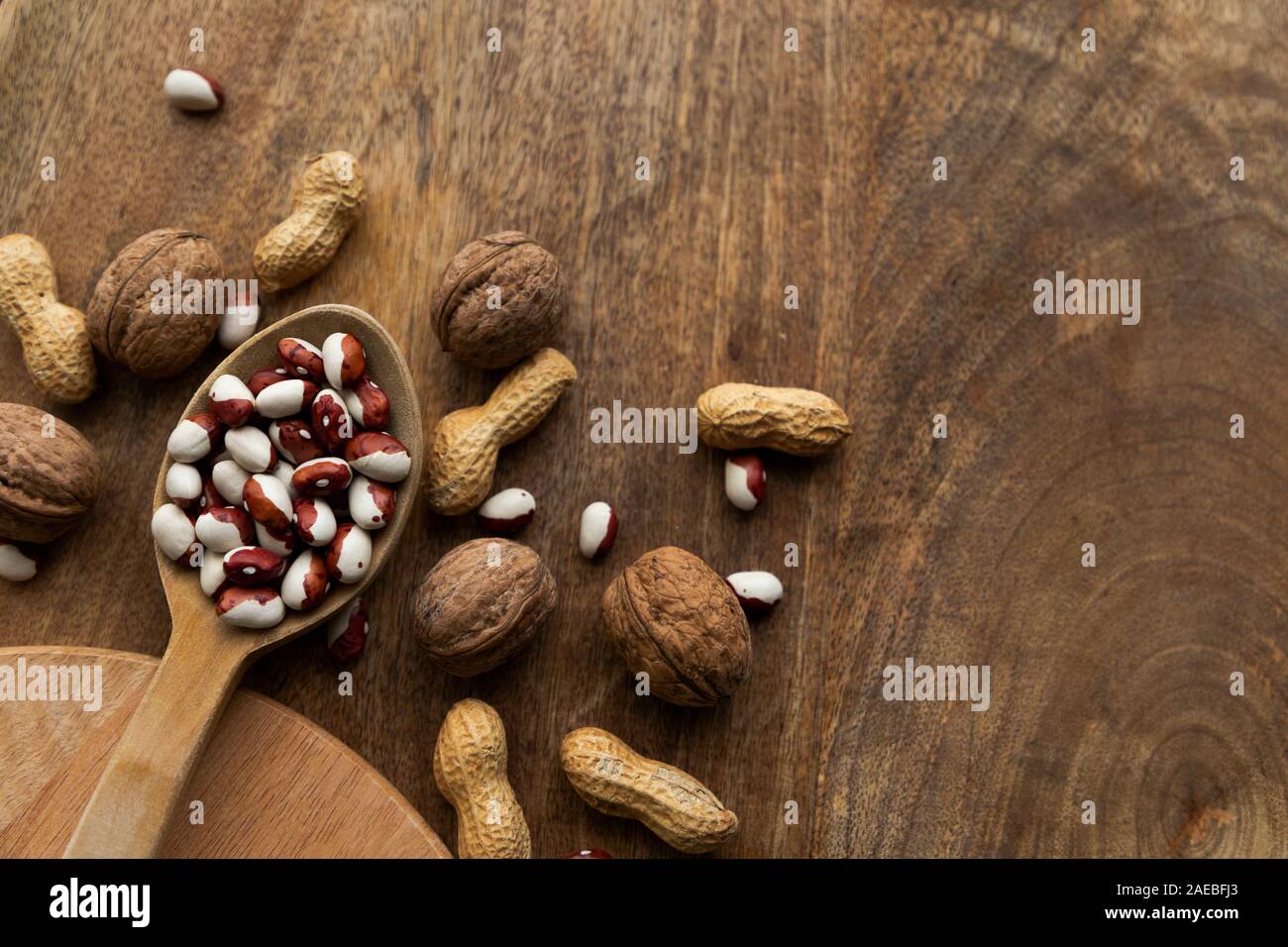 Satz von verschiedenen Lebensmitteln - ganze Körner, Bohnen und Hülsenfrüchte, Samen und Nüsse. Stockfoto