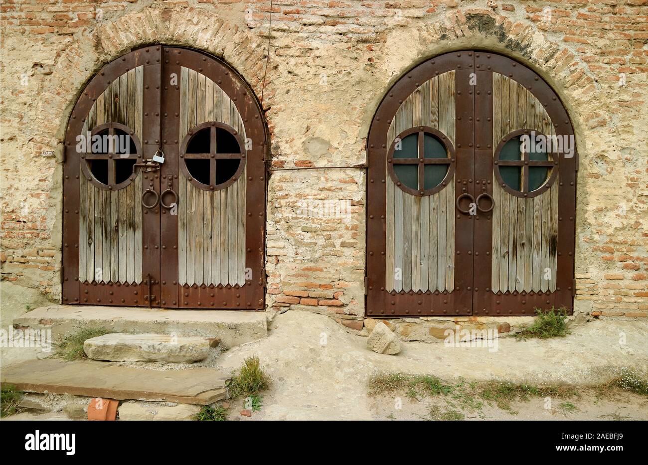 Alte hölzerne Türen auf der Grunge brick wall Stockfoto