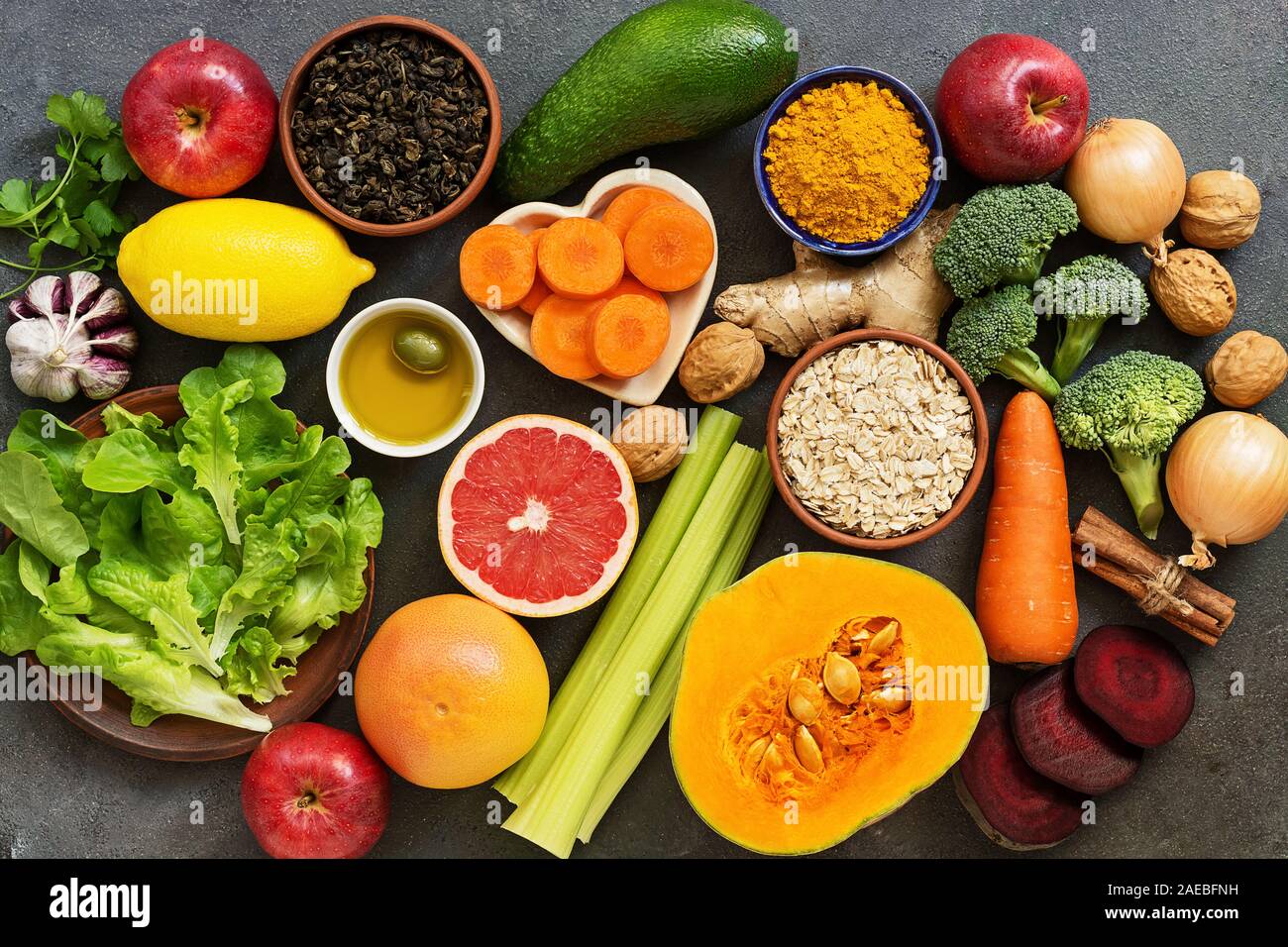 Leber Entgiftung Ernährung Food Konzept. Gesunde Ernährung für die Leber,  Früchte, Gemüse, Nüsse, Olivenöl, Zitrusfrüchte, grüner Tee, Kurkuma,  Hafer. Ansicht von oben Stockfotografie - Alamy