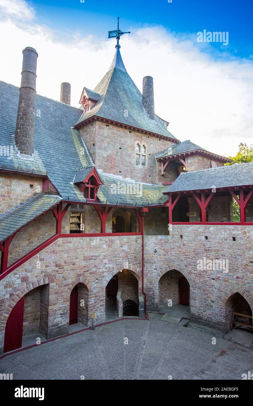 Die kreisförmige Innenhof neugotischen Architektur mit auskragenden Galerien im historischen Castell Coch, Tongwynlais, Cardiff, Wales, Großbritannien Stockfoto