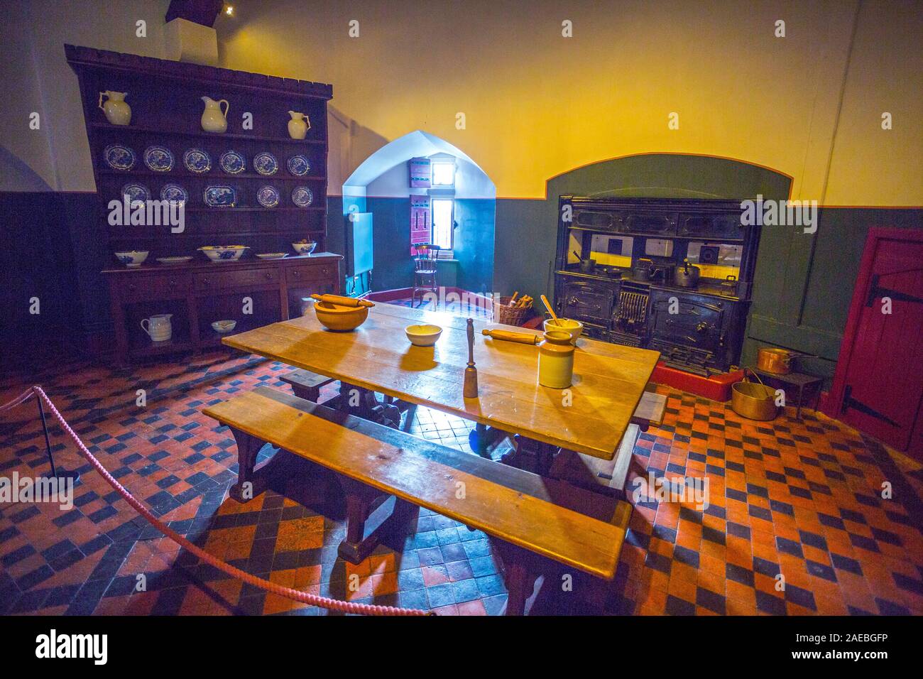 Die Küche mit der Iron Range an Castell Coch, Tongwynlais, Cardiff, Wales, Großbritannien Stockfoto