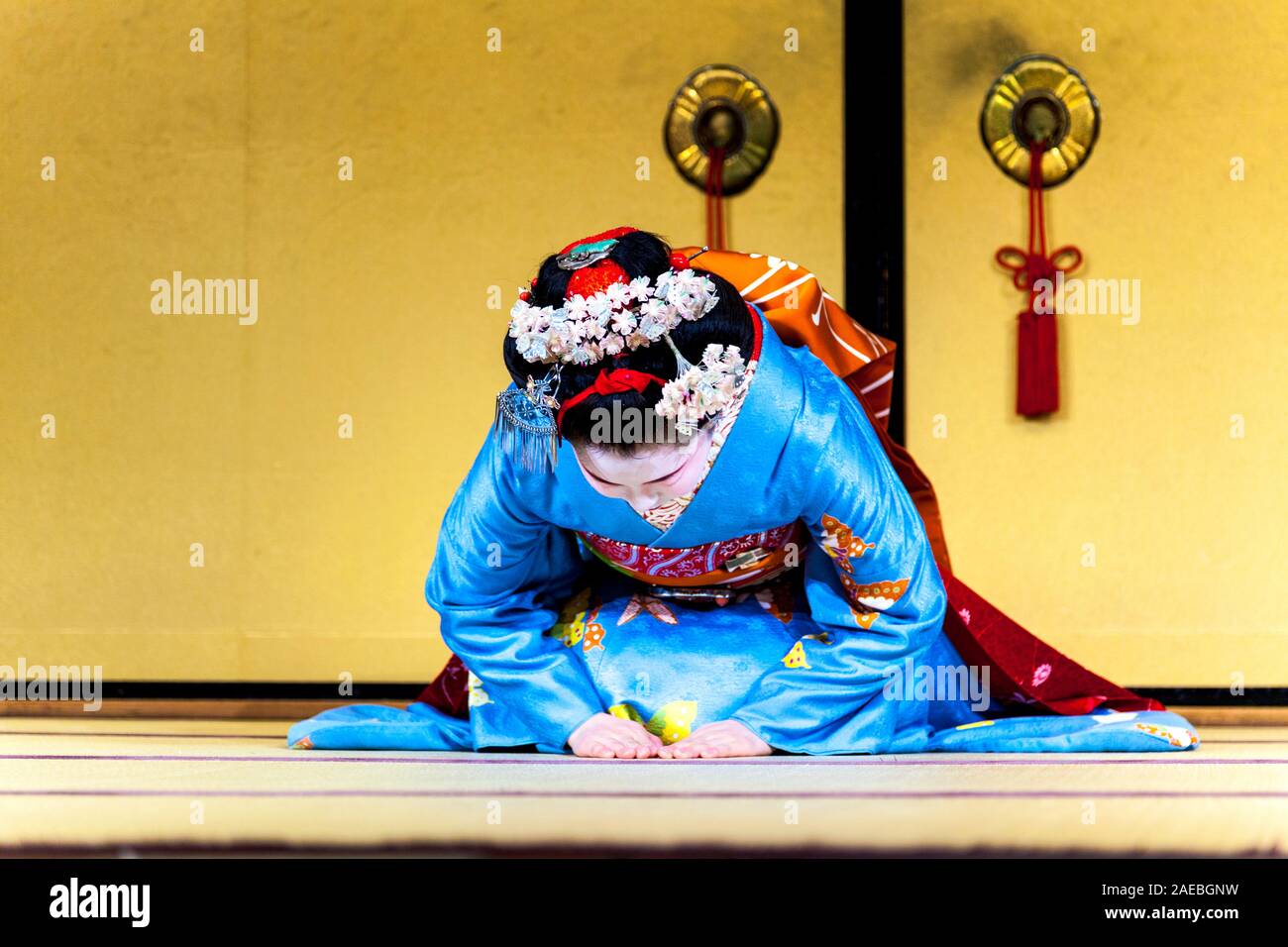 Ein Geisha-Performer tanzt in Yasaka Hall Gion Corner, Kyoto, Japan Stockfoto