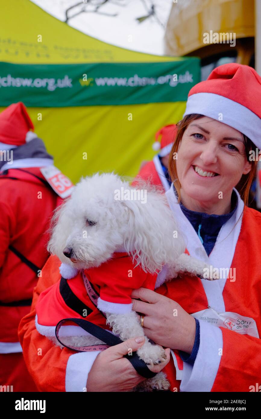 Harbourside, Bristol, UK, 8. Dezember 2019. Weihnachtsmänner laufen rund um den Hafen von Bristol für die Wohltätigkeitsorganisation Children's Hospice South West. Jeder Teilnehmer Geld für die Nächstenliebe, ob Sie Laufen, Joggen oder Gehen, die weniger aktiv helfen, indem Sie die Ausgaben im festlichen Dorf auf saisonale Gerichte. Die Nächstenliebe betreibt drei Hospize im Südwesten. Credit: Herr Standfast/Alamy leben Nachrichten Stockfoto