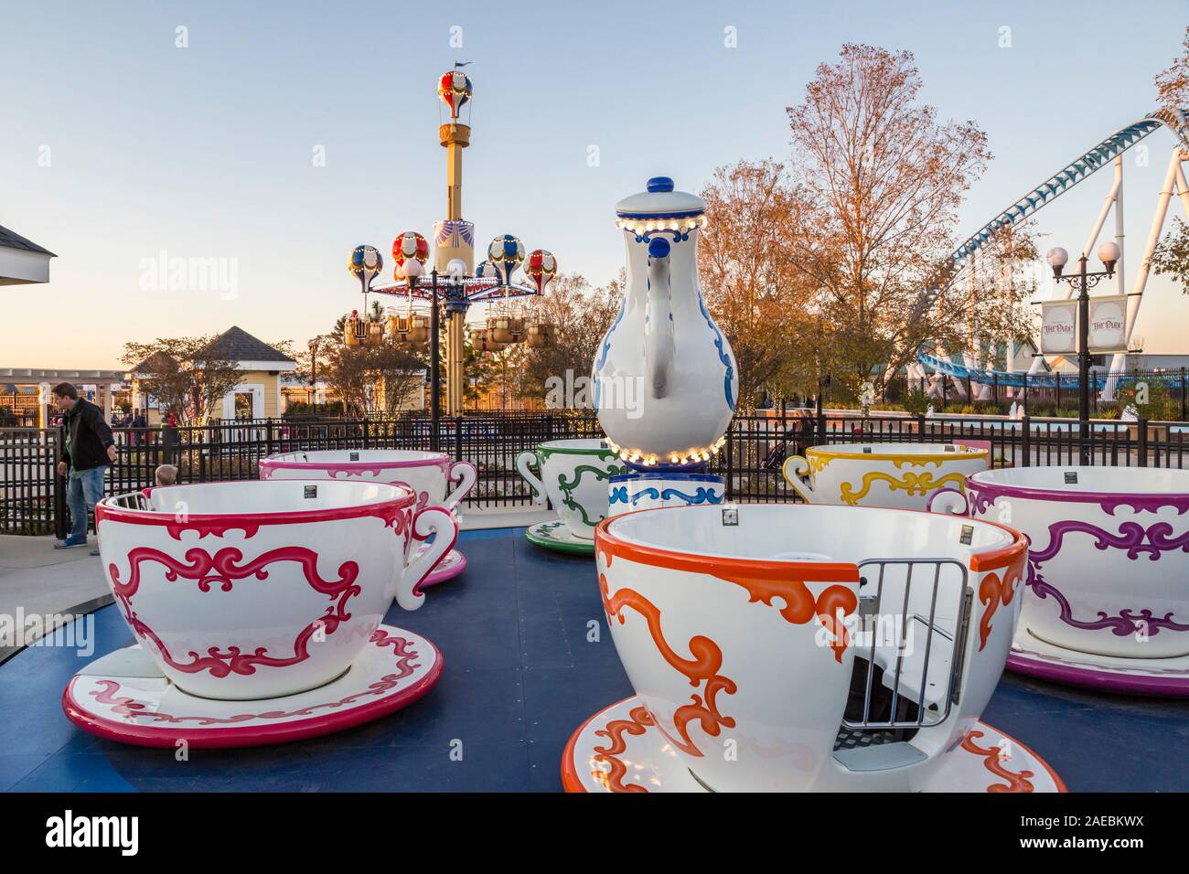 Tea Time und Sky Ballons Fahrten bei OWA-Unterhaltung und Amusement Park in Foley, Alabama Stockfoto