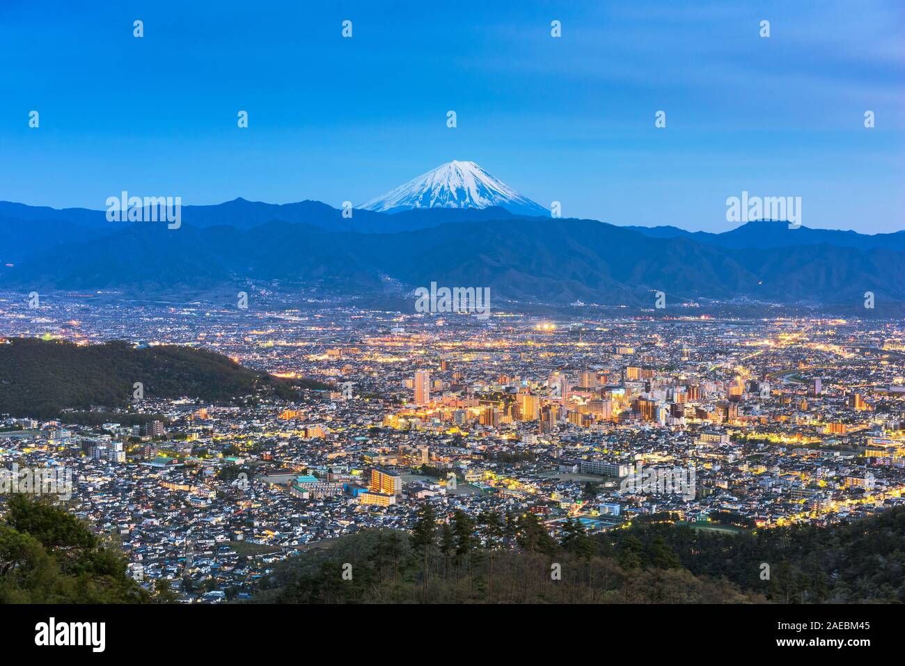 Kofu, Japan Skyline mit Mt. Fuji in der Abenddämmerung. Stockfoto