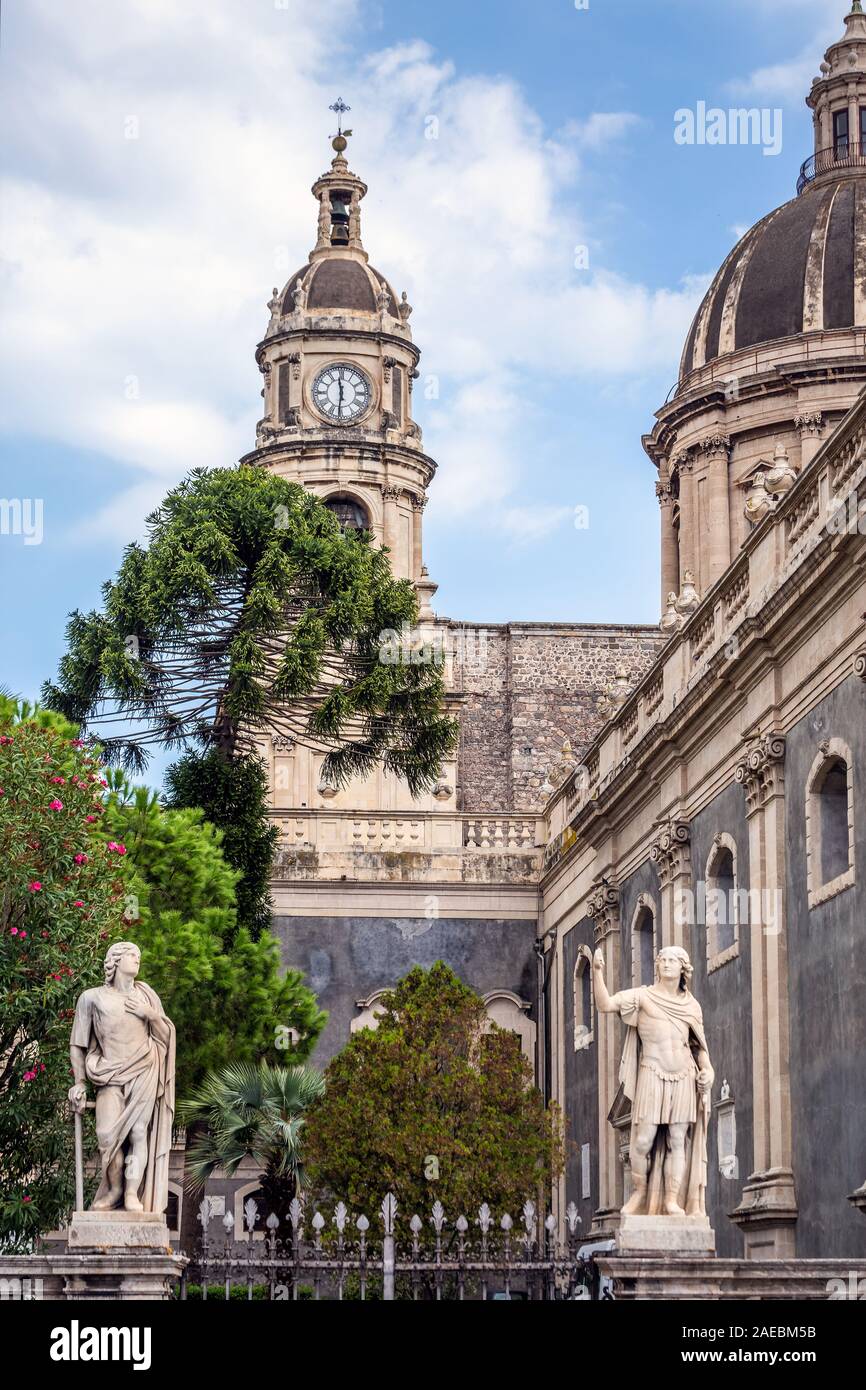 Die Piazza del Duomo mit Kathedrale Santa Agatha von Catania, Sizilien, Italien. Stockfoto