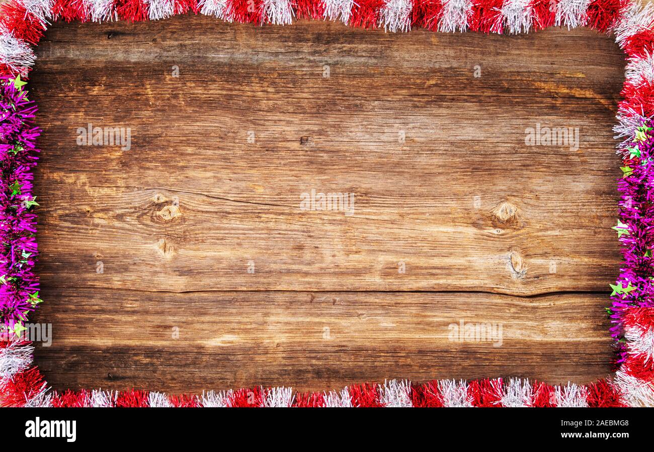 Weihnachtsbaum Holz- Hintergrund mit bunten Ornamenten Grenze. Stockfoto