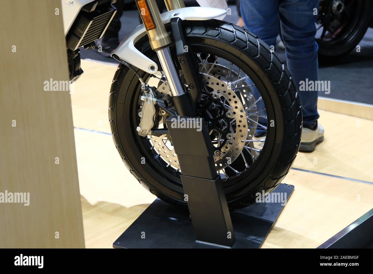 Die Nahaufnahme des neuen Motorrad Hinterrad. Big Bike im Ausstellungsraum der Händlerniederlassung geparkt Stockfoto