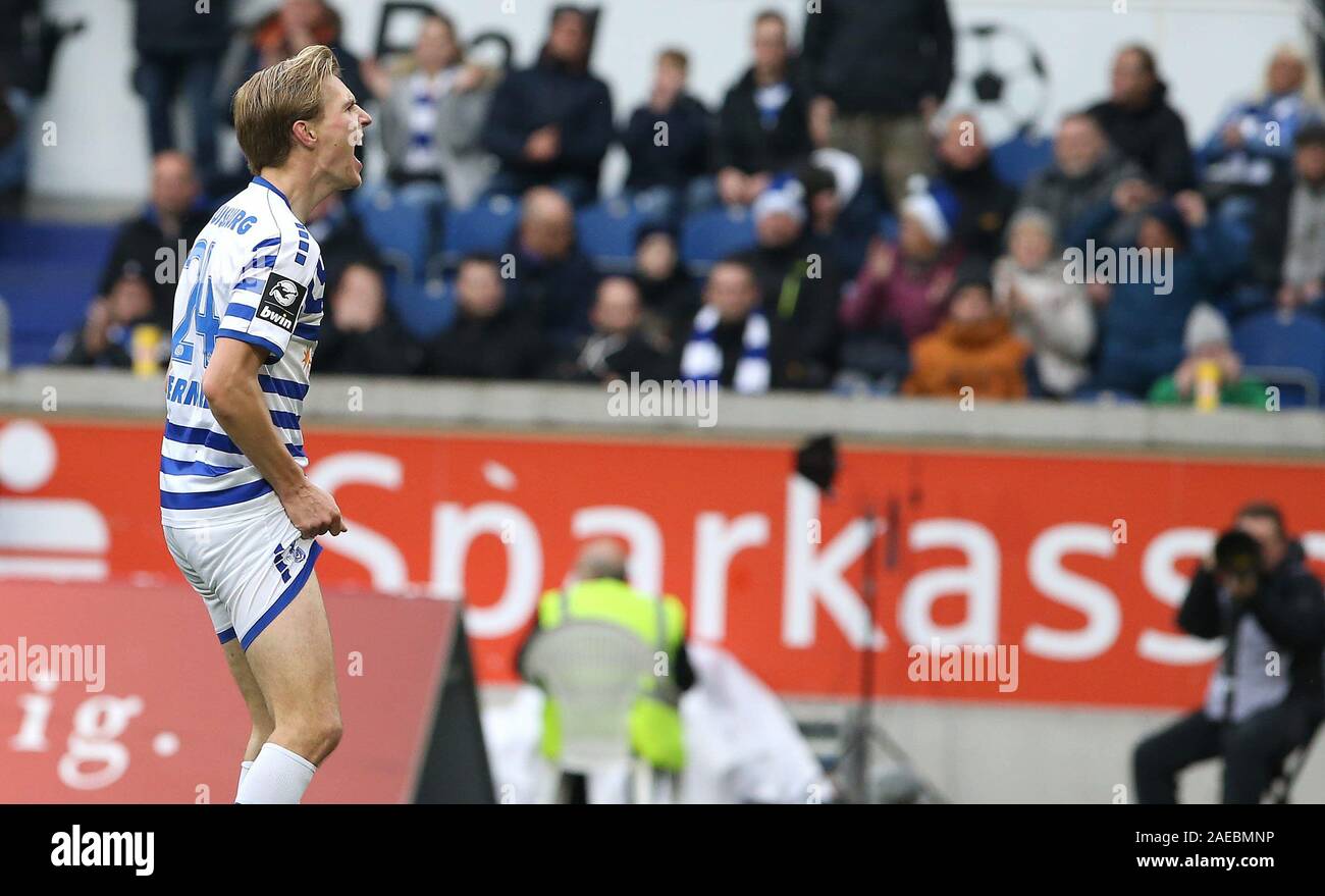 Duisburg, Deutschland. 08 Dez, 2019. firo: 08.12.2019 Fußball, 3. Liga, Saison 2019/2020 MSV Duisburg - FC Bayern München II Vincent Vermeij (Nr. 24, MSV Duisburg) ist verärgert über die verpasste Chance. | Verwendung der weltweiten Kredit: dpa/Alamy leben Nachrichten Stockfoto