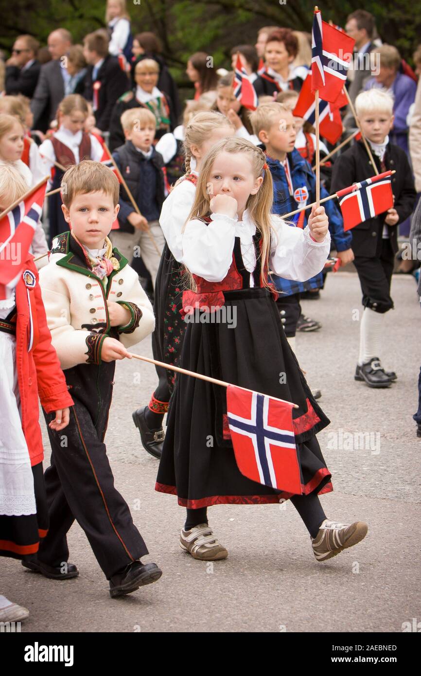 Oslo, Norwegen - 17. Mai 2010: Nationalfeiertag in Norwegen. Die Norweger an der traditionellen Feier und die Parade auf der Karl Johans Gate Street. Stockfoto