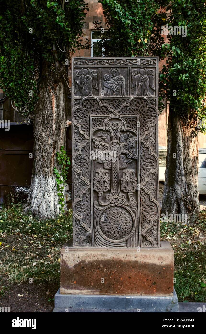 Gasse der Kreuze in Gyumri, grauen Stein khachkar mit der Abbildung der Jungfrau mit Kind, Engel und die Sonne - ein Symbol für die Ewigkeit Stockfoto