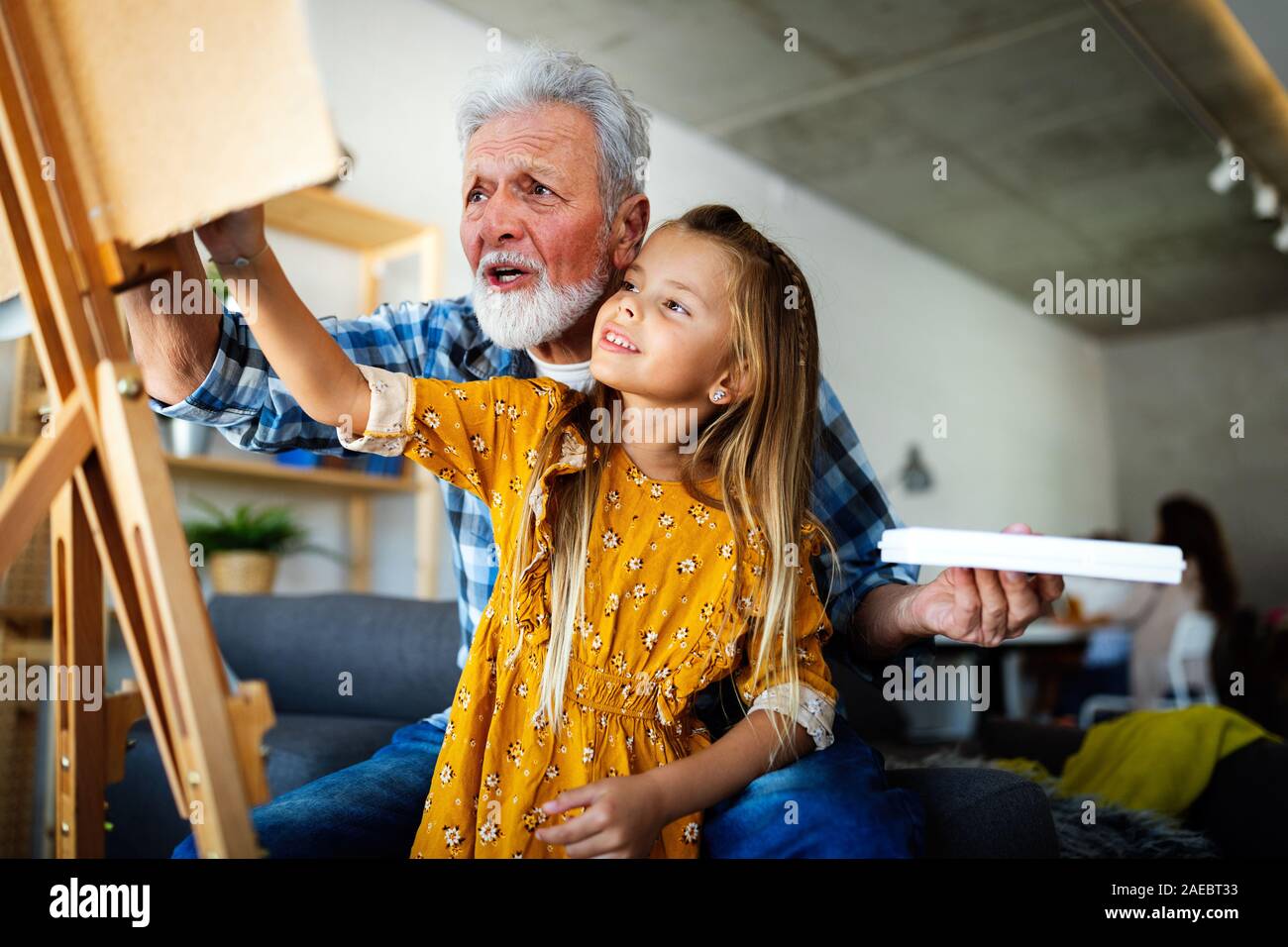 Ältere Menschen, Großvater und seinem Enkel Zeichnung, Malerei. Happy Family Zeit Stockfoto