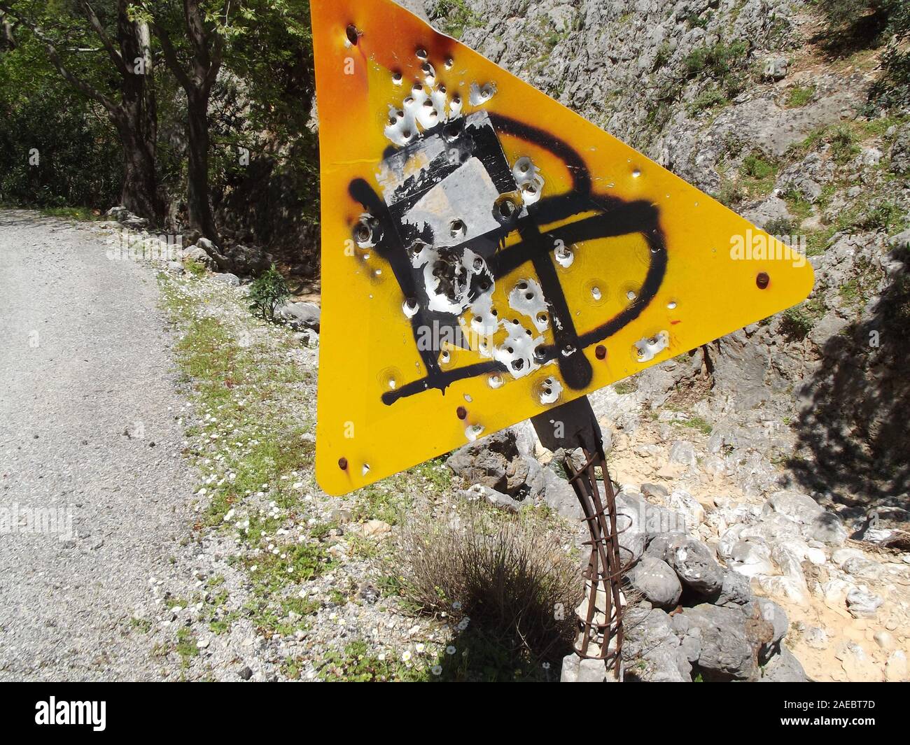 Schießen, Straßenschild, Löcher nach der Aufnahme. Mountain Road in Griechenland, Kreta. Stockfoto