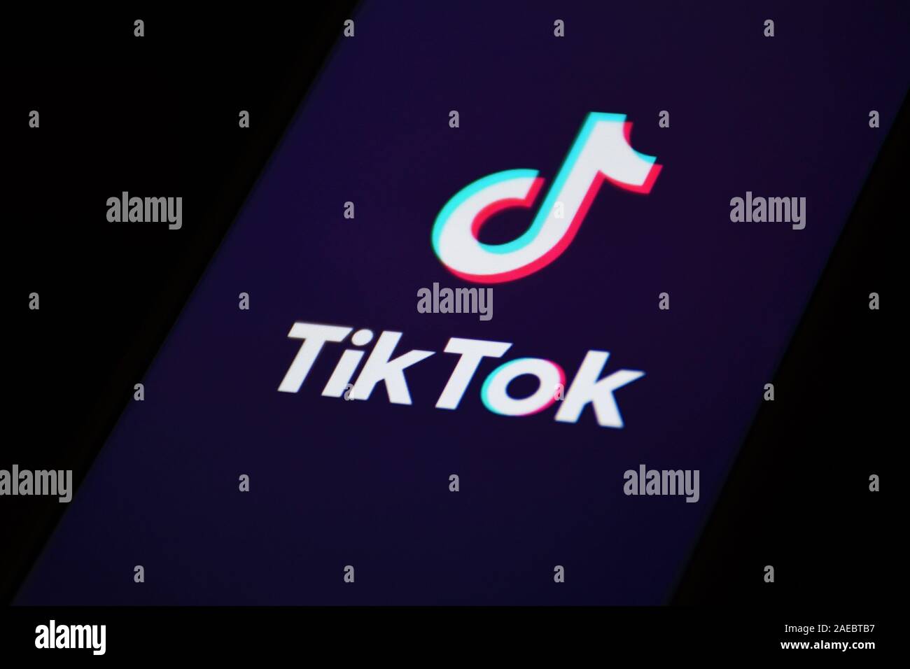 Nahaufnahme der TikTok Logo, Symbol, Logo auf einem modernen Smartphone Stockfoto
