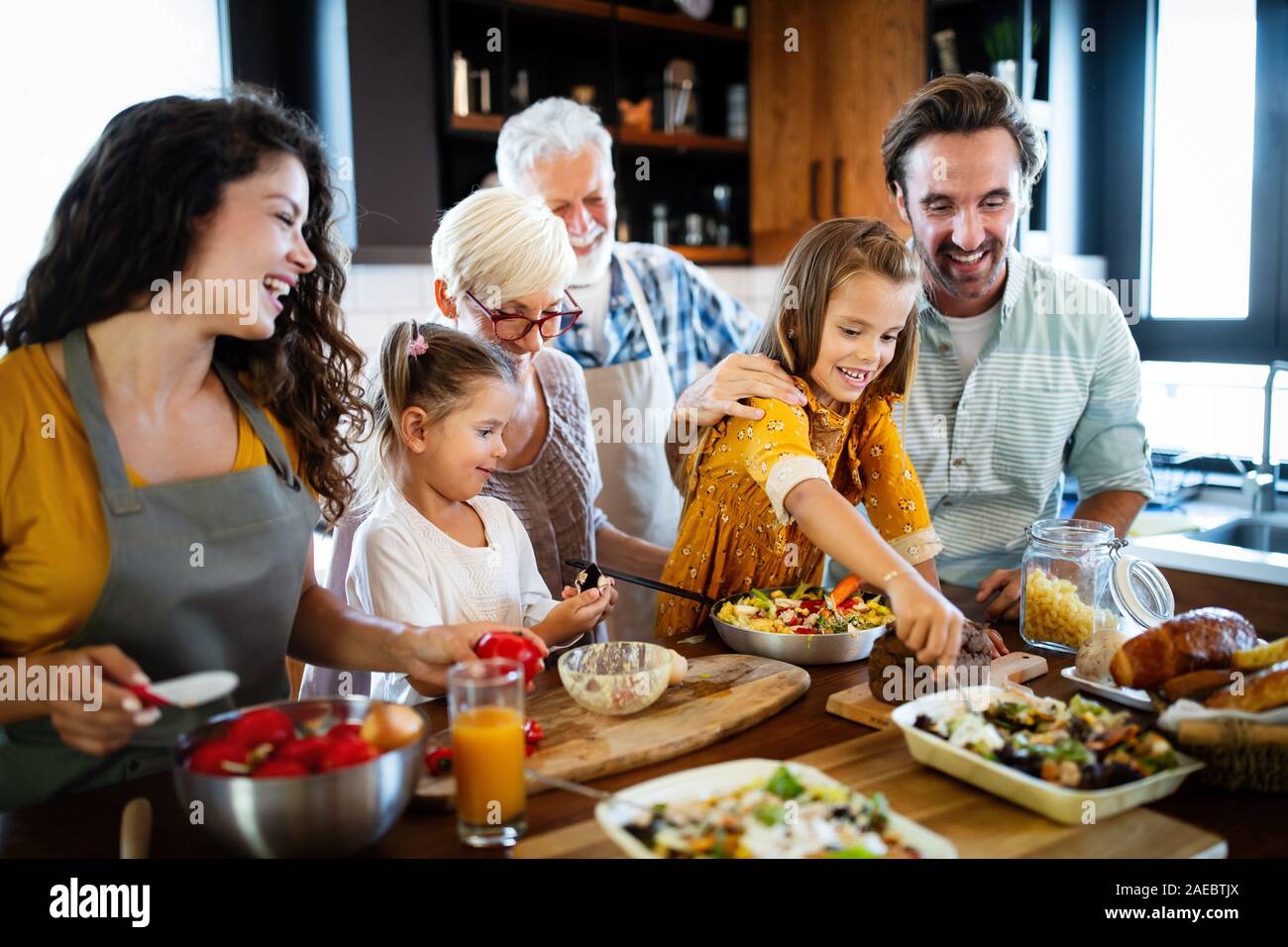 Großeltern, Eltern und Kinder verbringen gerne Zeit in der Küche Stockfoto