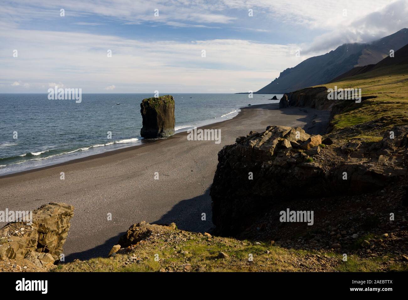 Einem vulkanischen Felsen in der Brandung des Meeres im Osten von Island. Stockfoto