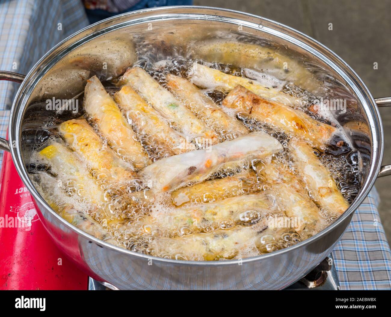 Pan Frittieren vietnamesische Frühlingsrollen, Vietnam, Asien Stockfoto