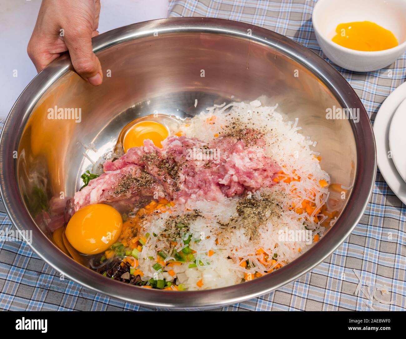 Schüssel mit Zutaten für Schweinefleisch mince & zerkleinerte Gemüse Frühlingsrollen mit Eigelb, Vietnam, Asien Stockfoto