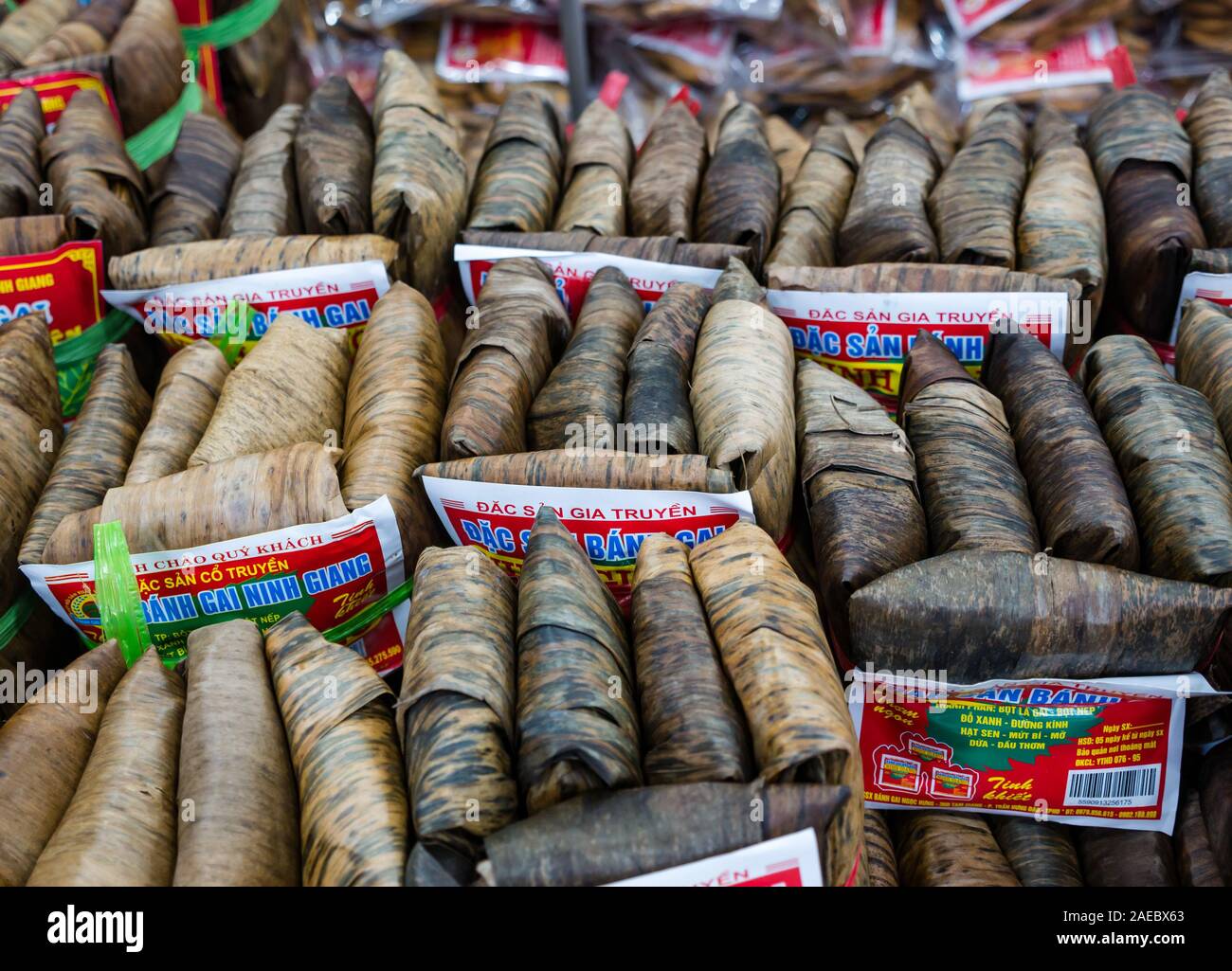 Bananenblätter eingewickelt Gai kuchen Pakete Hanoi, Vietnam, Asien Stockfoto