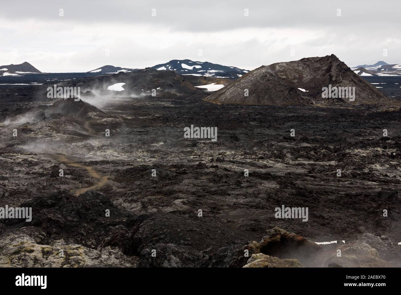 Dampfende lava Landschaft mit einem Krater, Island. Stockfoto