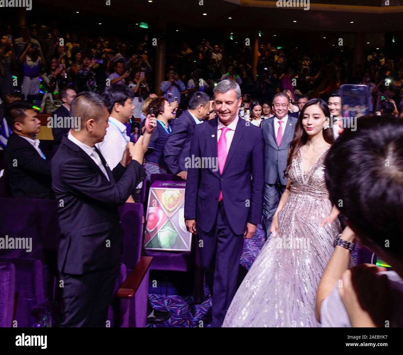 Shanghai, China - Jun 3, 2019. Berühmte chinesische Filmstar Huang Xiaoming und Angela Yeung Flügel in der Partei auf das Spektrum der Meere Kreuzfahrtschiff. Stockfoto