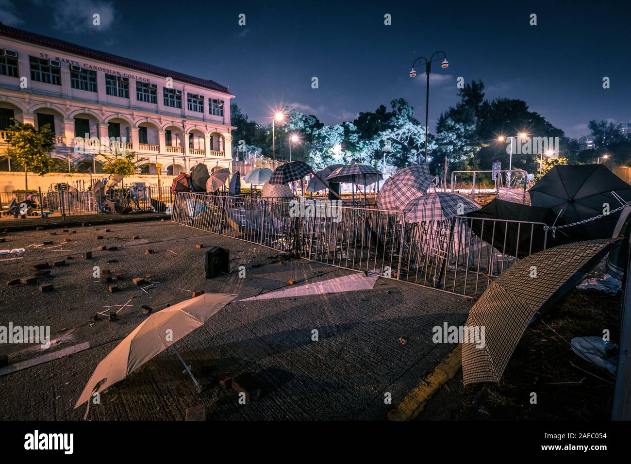 HongKong - November, 2019: Straßenbarrikaden und riot Nachwirkungen in Hongkong bei Nacht neben der Polytechnischen Universität während der 2019 Hongkong Proteste Stockfoto