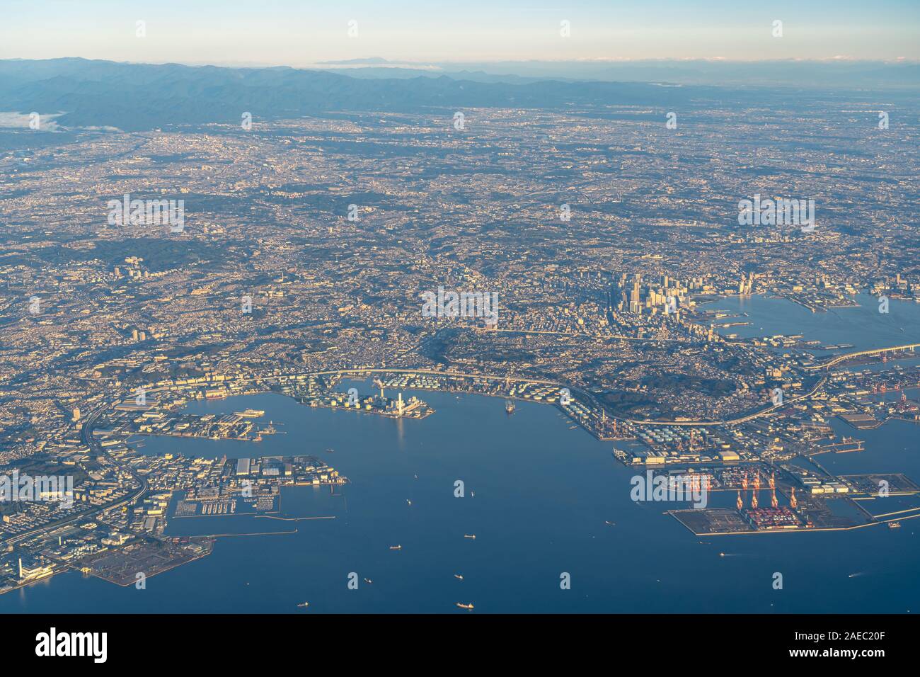 Luftaufnahme von Yokohama City, Kawasaki City und Ota-Stadt im Sonnenaufgang mit blauem Himmel Horizont Hintergrund, Tokio, Japan Stockfoto