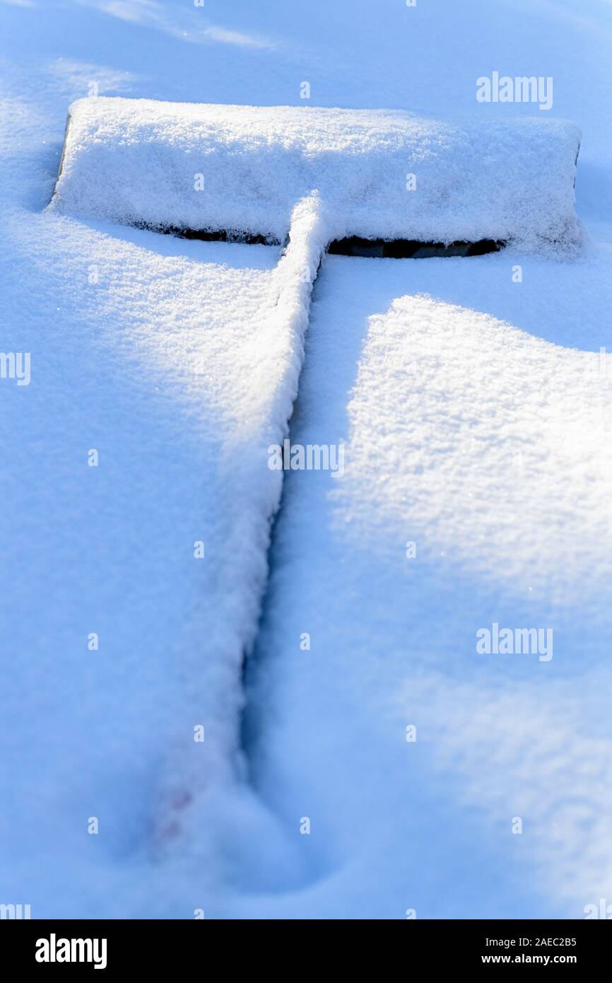 Eine Schneeschaufel Festlegung auf einem Boden von leichter Schnee im Winter Stockfoto