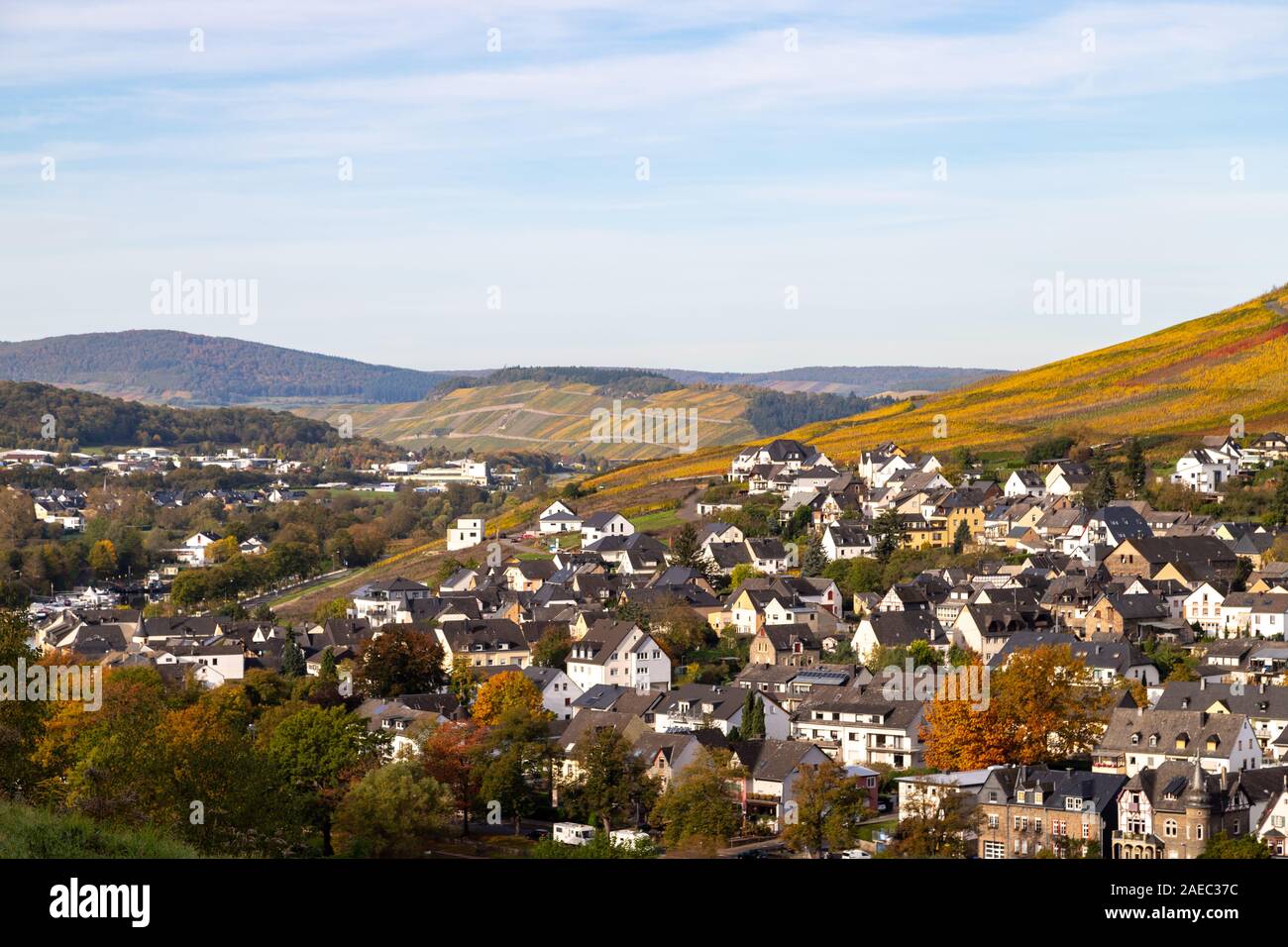 Malerischer Blick auf Bernkastel-Kues und die Mosel Tal im Herbst mit bunten Landschaft an einem sonnigen Tag Stockfoto