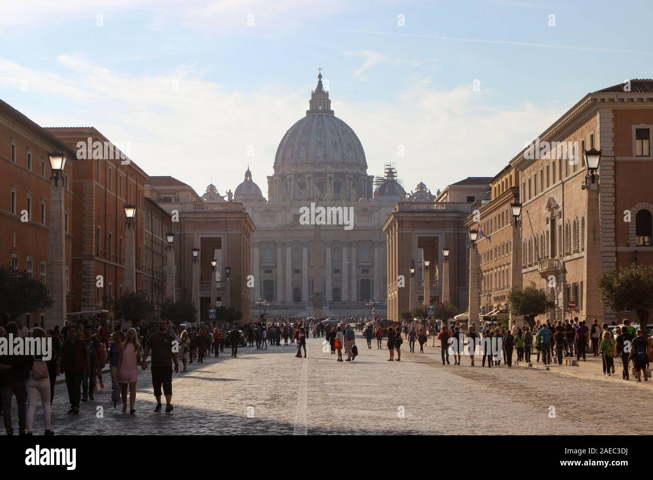 Petersdom in der Vatikanstadt gesehen von der Via della Conciliazione in Rom, Italien Stockfoto