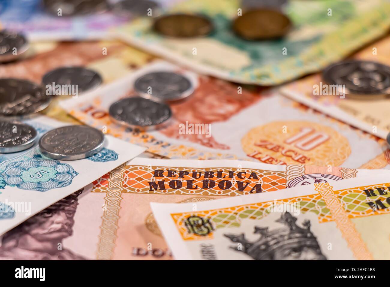 Eine Komposition von moldauischen Leu. MDL Banknoten und Münzen bietet große Möglichkeiten für die Illustration von Themen wie Handel, Banken, Medien verwendet werden, prese Stockfoto