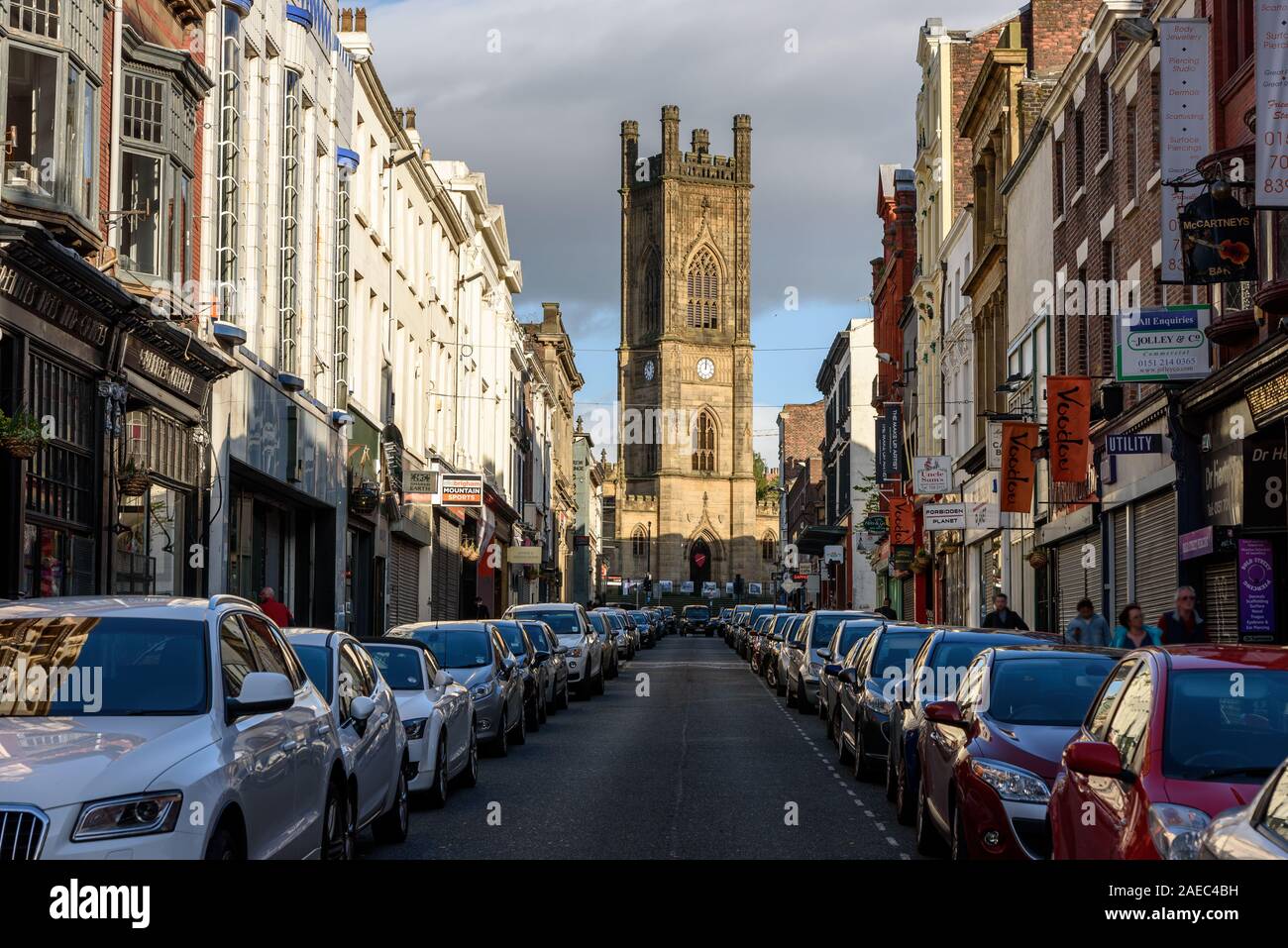 BOLD Street, Liverpool, Großbritannien, 11. MAI 2015: Autos in einer Reihe auf Bold Street und St. Lukas Kathedrale geparkt an seinem oberen Ende, Liverpool UK. Stockfoto