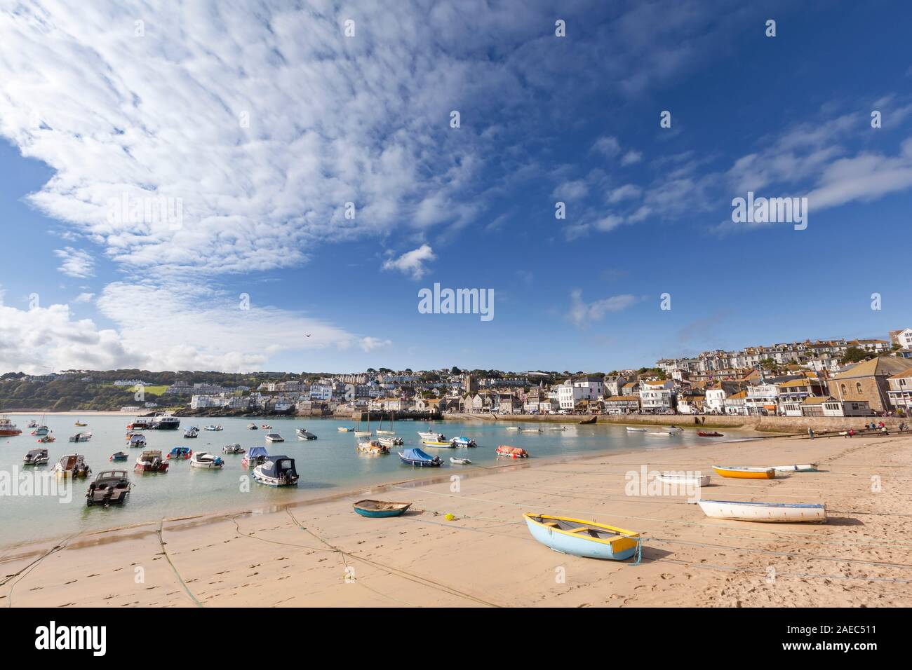 Weiten Blick auf die Boote im Hafen von St Ives in Cornwall, England, Großbritannien. Stockfoto